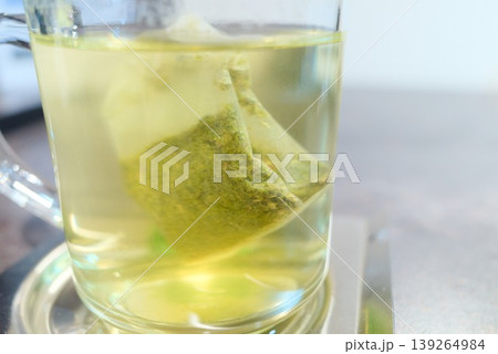 ガラスカップに入ったティーバッグのお茶 ガラスカップに入ったティーバッグのお茶 139264984