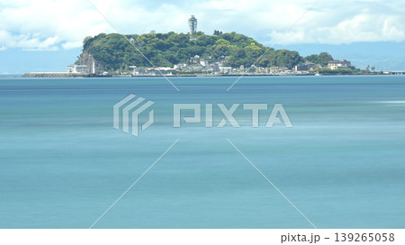 スローシャッターで滑らかに描いた海と江ノ島　稲村ケ崎から望む湘南の風景と余白 139265058