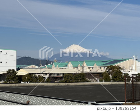 市街地の建物越しに望む冠雪の富士山 139265154