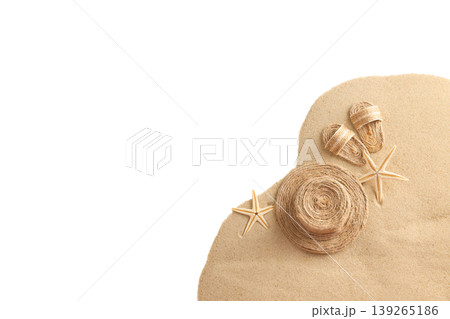 Straw hat and starfish sit on sandy beach, PNG 139265186