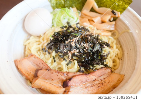炙りチャーシューと味玉を添えた油そば 139265411