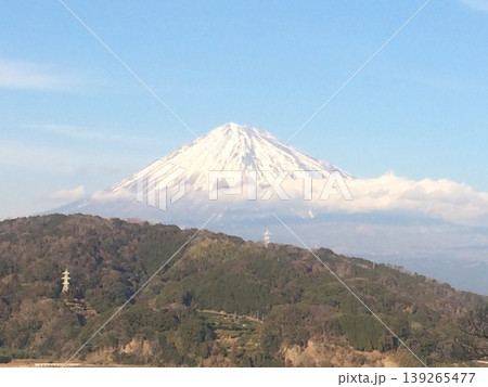 静岡県富士市から望む1月の富士山 冠雪した山頂とたなびく雲 冬の青空にそびえる雄大な山肌と岩本山周辺 139265477