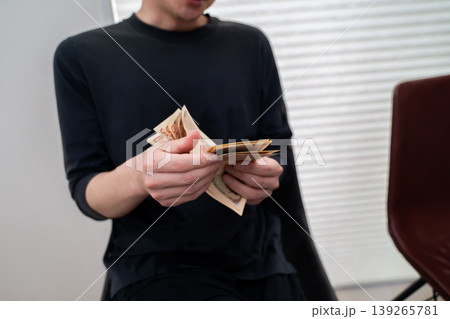 お金を数える男性 139265781