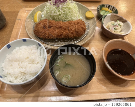 木目トレイに乗ったサクサクのとんかつ定食 白米とお味噌汁、小鉢、ソースが揃った日本の定番ランチ風景 木目トレイに乗ったサクサクのとんかつ定食 白米とお味噌汁、小鉢、ソースが揃った日本の定番ランチ風景 139265861