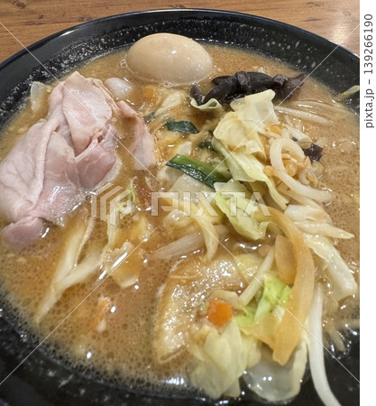 たっぷりの野菜と大ぶりのチャーシューが乗った濃厚なスタミナ系ラーメン 具だくさんの麺料理のアップと食 139266190