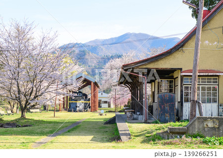 旧国鉄日中線 熱塩駅プラットホームと桜 保存されているラッセル車 福島県 旧国鉄日中線 熱塩駅プラットホームと桜 保存されているラッセル車 福島県 139266251