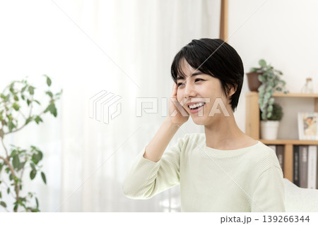 体調不良から回復し、晴れやかな笑顔を見せる若い女性 体調不良から回復し、晴れやかな笑顔を見せる若い女性 139266344