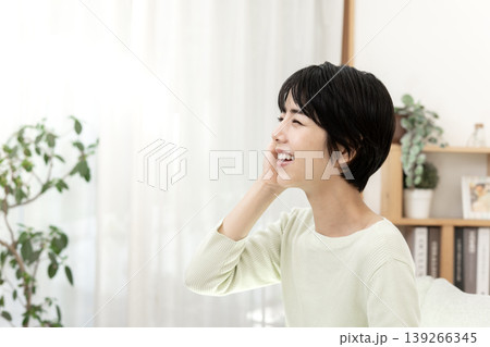 体調不良から回復し、晴れやかな笑顔を見せる若い女性 体調不良から回復し、晴れやかな笑顔を見せる若い女性 139266345