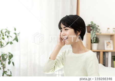 体調不良から回復し、晴れやかな笑顔を見せる若い女性 139266346