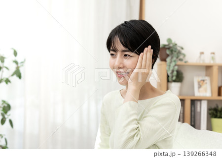 体調不良から回復し、晴れやかな笑顔を見せる若い女性 139266348