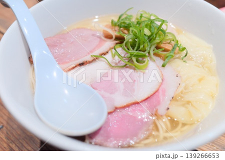 白い丼に盛られた上品な鯛味のラーメン 139266653