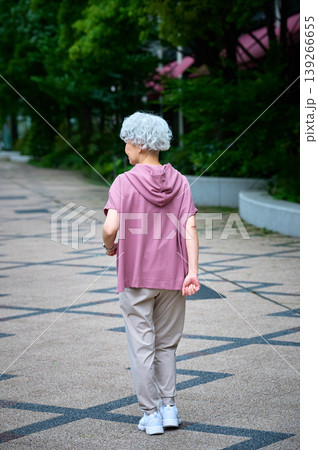 公園を歩くシニア女性の後ろ姿 139266655