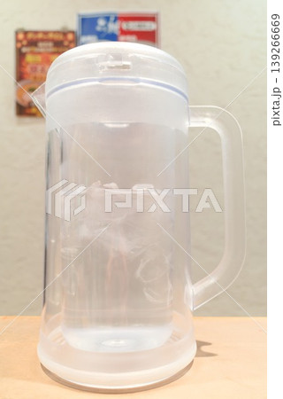 飲食店のテーブルに置かれた氷入りの水差し 飲食店のテーブルに置かれた氷入りの水差し 139266669