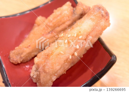 赤い小皿に盛られた甘辛い手羽揚げ 赤い小皿に盛られた甘辛い手羽揚げ 139266695