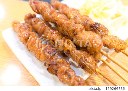 白い皿に盛られた香ばしい焼き鳥の串焼き 白い皿に盛られた香ばしい焼き鳥の串焼き 139266786