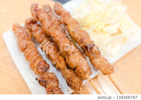 白い皿に盛られた香ばしい焼き鳥の串焼き 139266787