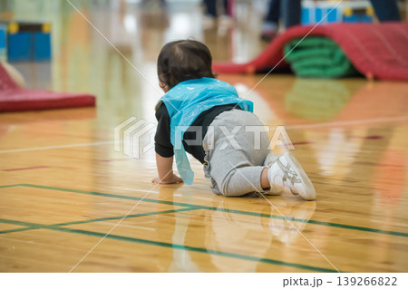 【保育園の運動会　障害物競走】 139266822
