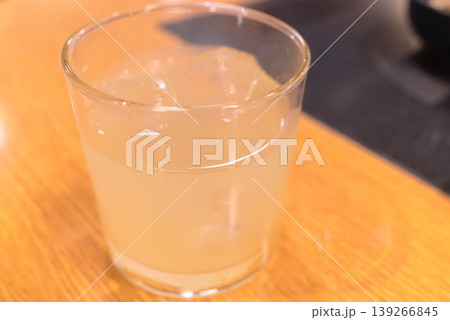 木目テーブルに置かれた氷入りの柚子酒 木目テーブルに置かれた氷入りの柚子酒 139266845