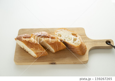 カットしたフランスパン カットしたフランスパン 139267265