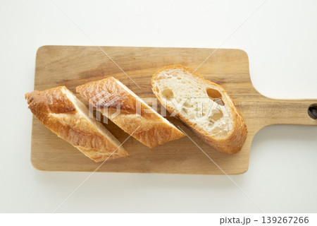 カットしたフランスパン カットしたフランスパン 139267266