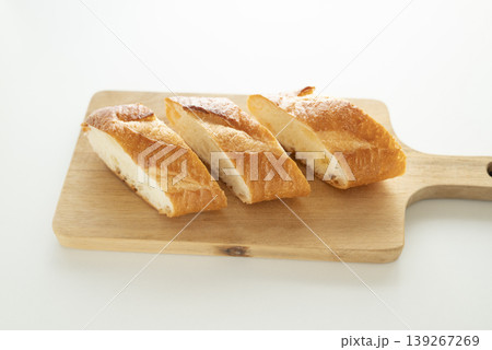 カットしたフランスパン カットしたフランスパン 139267269