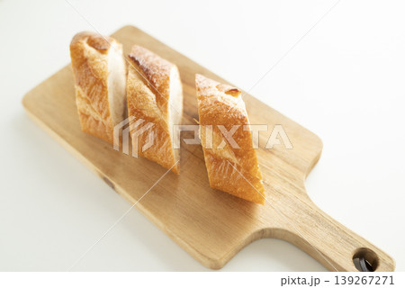 カットしたフランスパン カットしたフランスパン 139267271