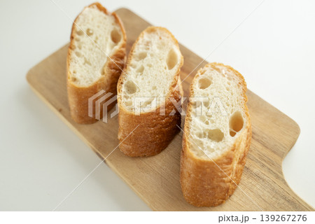 カットしたフランスパン カットしたフランスパン 139267276
