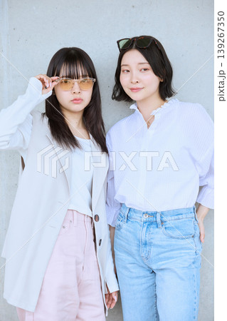 春の屋外で並んで立つ若い女性二人組・サングラスをかけた友達同士のポートレート 春の屋外で並んで立つ若い女性二人組・サングラスをかけた友達同士のポートレート 139267350