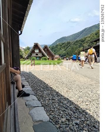 白川郷を歩く家族。世界遺産の合掌造り建築。岐阜県大野郡白川村。茅葺屋根 白川郷を歩く家族。世界遺産の合掌造り建築。岐阜県大野郡白川村。茅葺屋根 139267452
