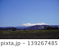 残雪の大雪山と春の農地　北海道の春景色 139267485
