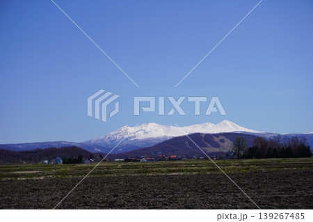 残雪の大雪山と春の農地　北海道の春景色 139267485