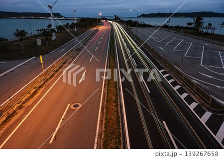 夜の海中道路　沖縄のドライブ 139267658
