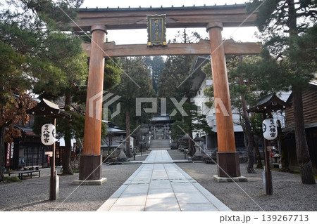 日本の岐阜県の高山市 櫻山八幡宮の鳥居と提灯 春の高山祭期間中の朝の様子 日本の岐阜県の高山市 櫻山八幡宮の鳥居と提灯 春の高山祭期間中の朝の様子 139267713