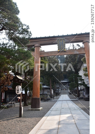 日本の岐阜県の高山市 櫻山八幡宮の鳥居と提灯 春の高山祭期間中の朝の様子 日本の岐阜県の高山市 櫻山八幡宮の鳥居と提灯 春の高山祭期間中の朝の様子 139267717
