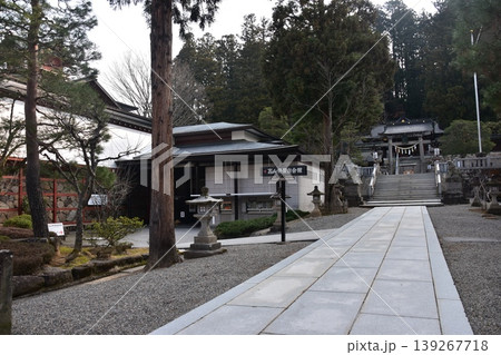 日本の岐阜県の高山市 櫻山八幡宮の参道と建物 春の高山祭期間中の朝の様子 日本の岐阜県の高山市 櫻山八幡宮の参道と建物 春の高山祭期間中の朝の様子 139267718