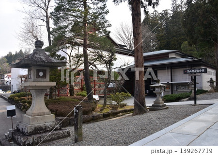 日本の岐阜県の高山市 櫻山八幡宮の参道と建物 春の高山祭期間中の朝の様子 日本の岐阜県の高山市 櫻山八幡宮の参道と建物 春の高山祭期間中の朝の様子 139267719