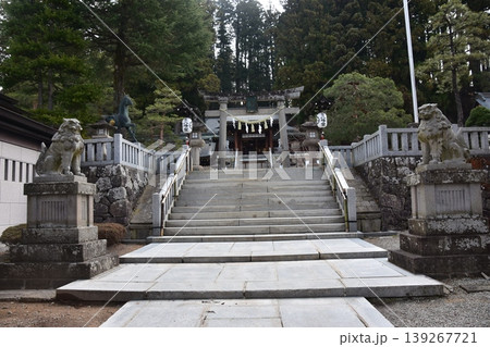 日本の岐阜県の高山市　櫻山八幡宮の参道と狛犬　春の高山祭期間中の朝の様子 139267721