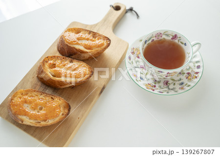 明太フランスと紅茶 139267807