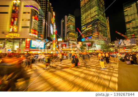 大混雑する渋谷スクランブル交差点・流し撮り 大混雑する渋谷スクランブル交差点・流し撮り 139267844
