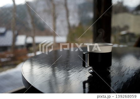 冬の日光旅行の朝に旅館でゆったりと味わうモーニングコーヒー 139268059