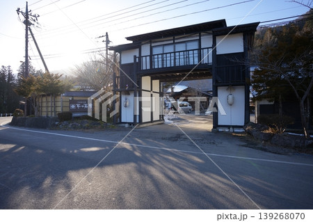 冬の日光観光で宿泊する趣のある伝統的な温泉旅館の門構え 冬の日光観光で宿泊する趣のある伝統的な温泉旅館の門構え 139268070