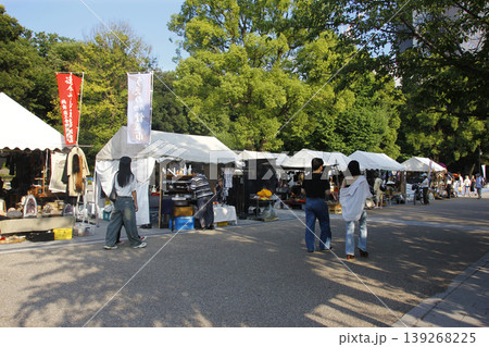 上野の公園の骨董市。各店を回って探し物の人は満足そうで 139268225
