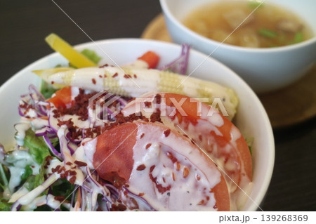 新鮮な野菜のサラダ 新鮮な野菜のサラダ 139268369