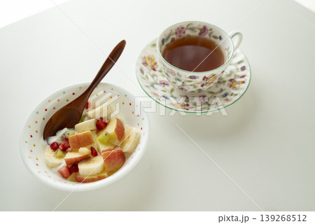 棟茶とフルーツヨーグルトでティータイム 棟茶とフルーツヨーグルトでティータイム 139268512
