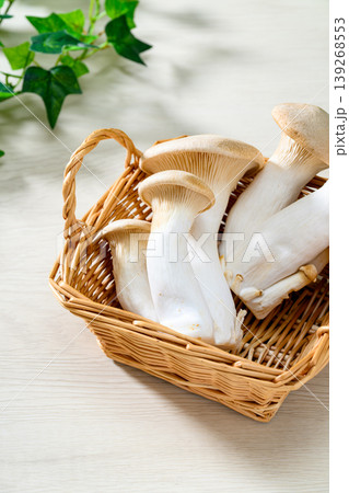 かごに盛った新鮮なエリンギ かごに盛った新鮮なエリンギ 139268553