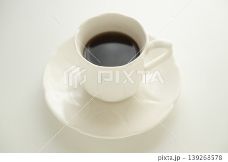 白いカップに入ったコーヒー 白いカップに入ったコーヒー 139268578