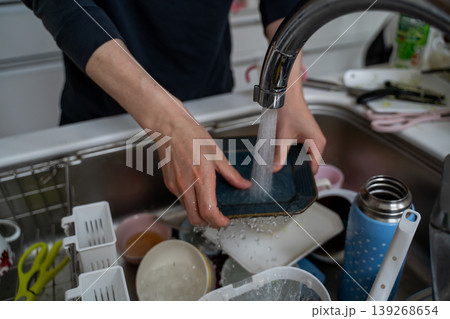 キッチンで食器を洗う男性 キッチンで食器を洗う男性 139268654