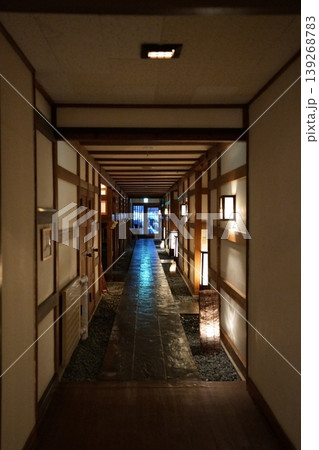冬の温泉旅行で宿泊した風情あふれる和風旅館の長い通路 冬の温泉旅行で宿泊した風情あふれる和風旅館の長い通路 139268783