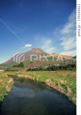 大分県・由布岳のある風景 大分県・由布岳のある風景 139268821