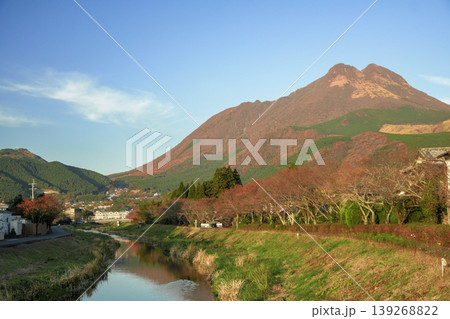 大分県・由布岳のある風景 139268822
